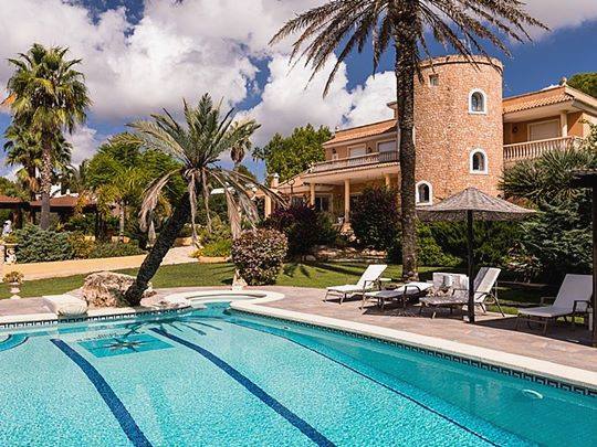 Big villa for 18 people with views of Ibiza town