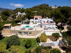 Large 8 bedroom luxury villa close to Cala Jondal