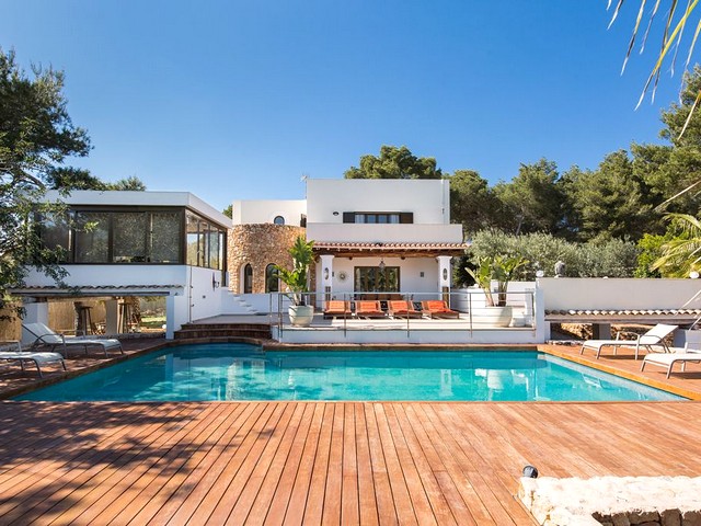 Large villas in Ibiza for groups