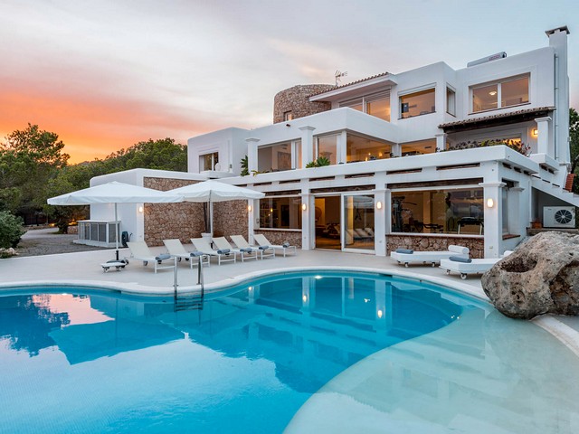 Luxury rental villa in Sa Caleta with direct access to the beach in Sa Valetta