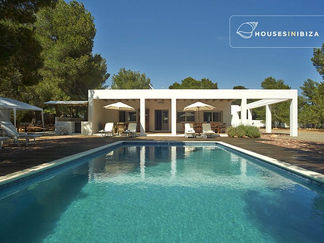 Private villa within walking distance of Cala Jondal beach!