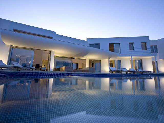 A large luxury villa for 12 people in San José