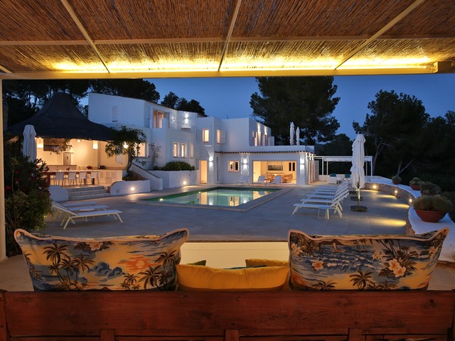 villa by night