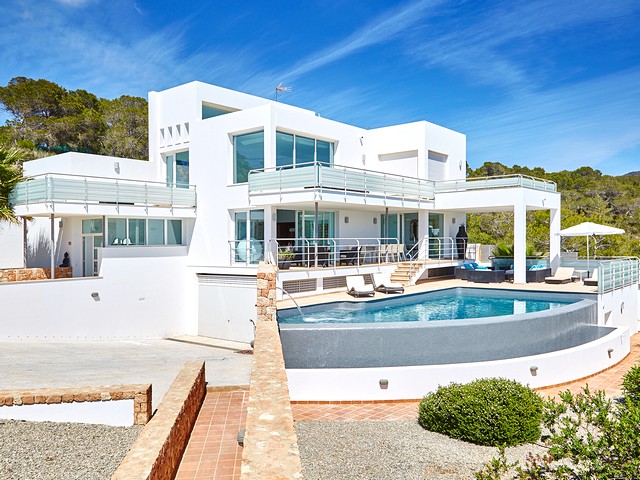 Private villa in Ibiza right by the sea in the bay of Cala Tarida