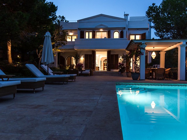 villa by night 2