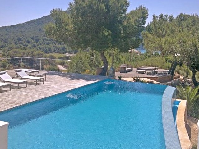 Pool and view to the beach