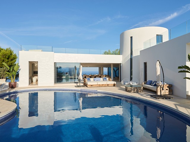 the villa and pool 2
