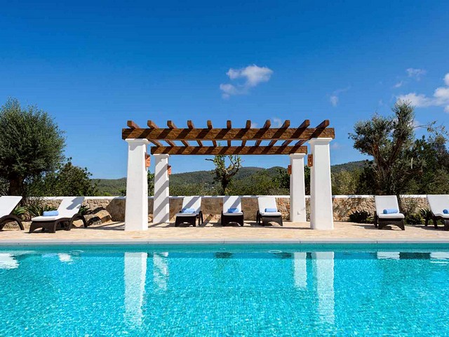 seating area by villa pool