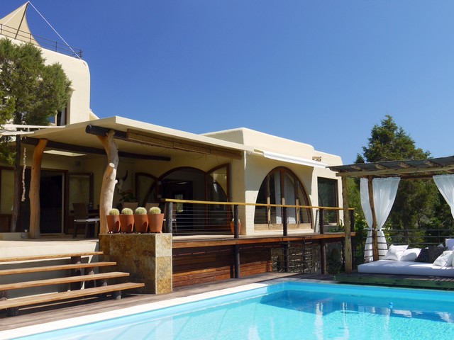 Luxury villa with beautiful infinity pool in San Rafael