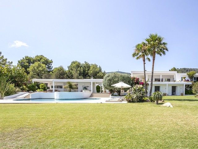 Luxury 6 bedroom villa to rent on the south coast of Ibiza