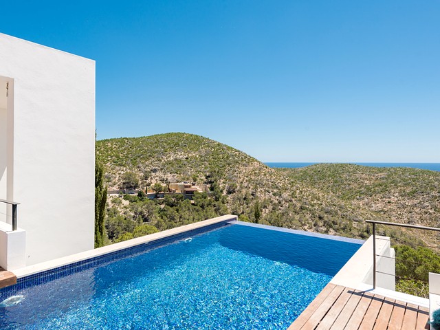 Modern 5 bedroom Ibiza villa with an infinity pool in Roca Llisa