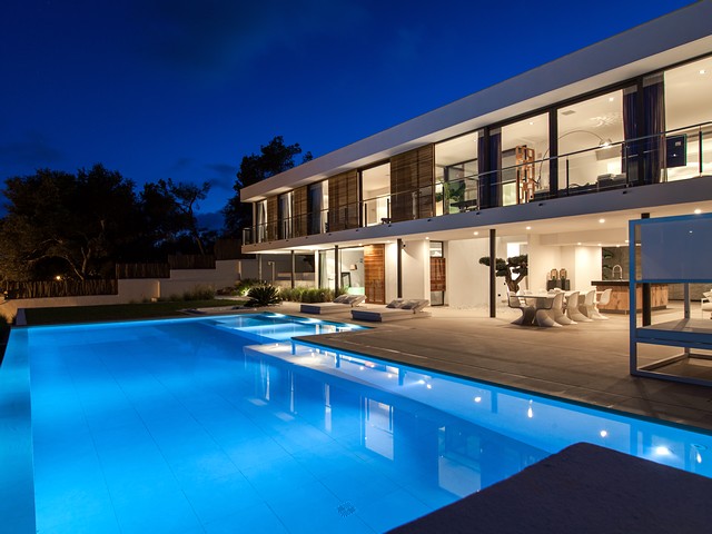 villa by night 3