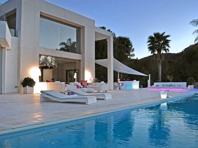 villa by night