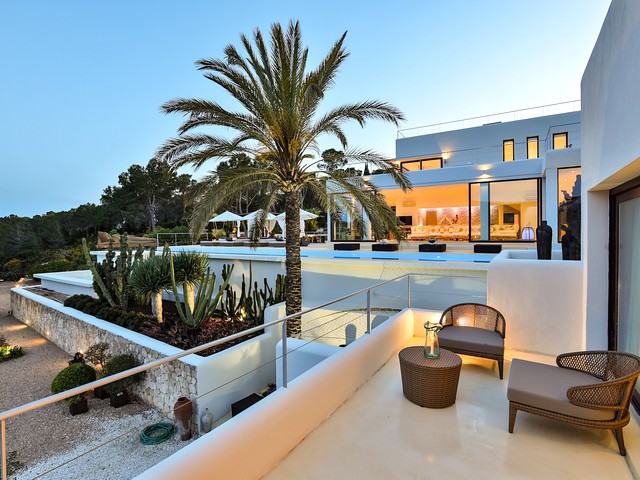 villa by night