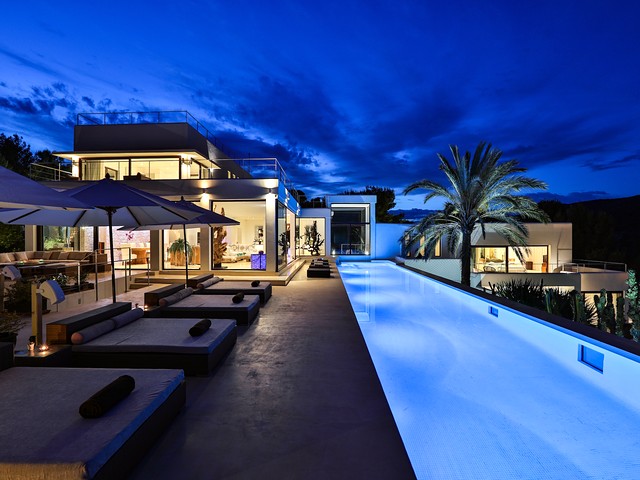 villa by night 1