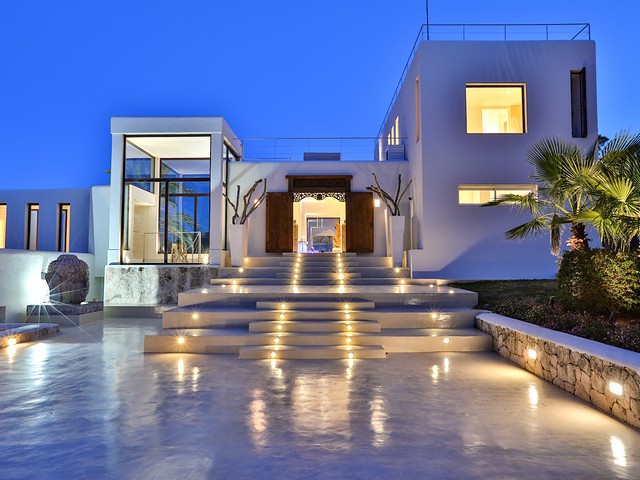 villa by night 4