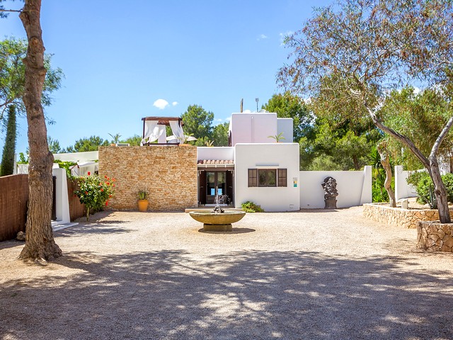 luxury ibiza villa to rent near the beach