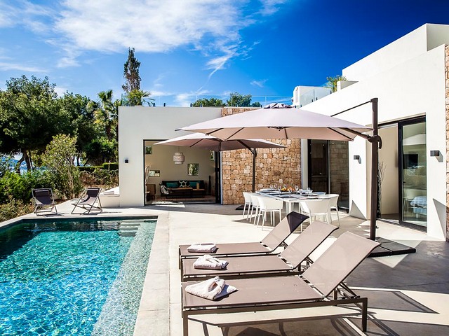 The villa and pool 2