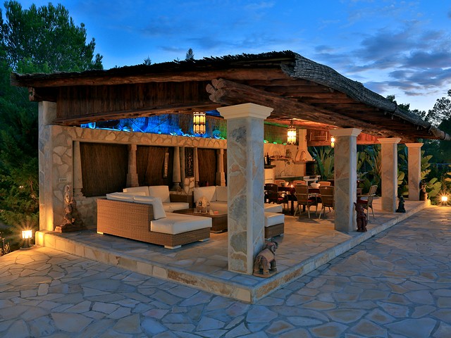 villa by night 3