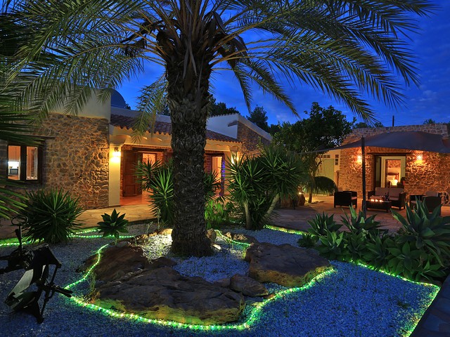 villa by night 4